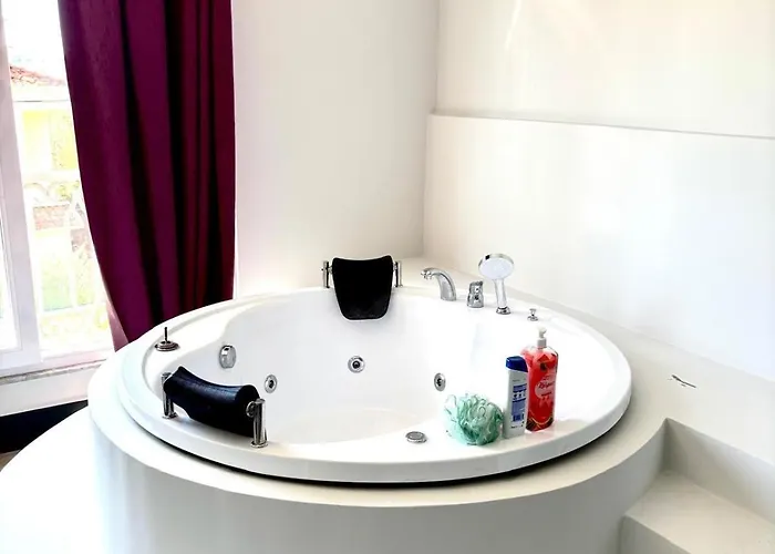 With Jacuzzi And Pool 10 Minutes From The Deadsea דירה *